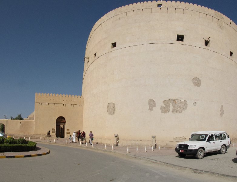 040211_nizwa fort ingang.jpg - Khalid neemt ons ook mee voor een bezoek aan het fort van Nizwa.Dit fort uit 1668 werd gebouwd door Imam sultan bin Saif Al Yarubi en is één van de oudste forten in Oman.